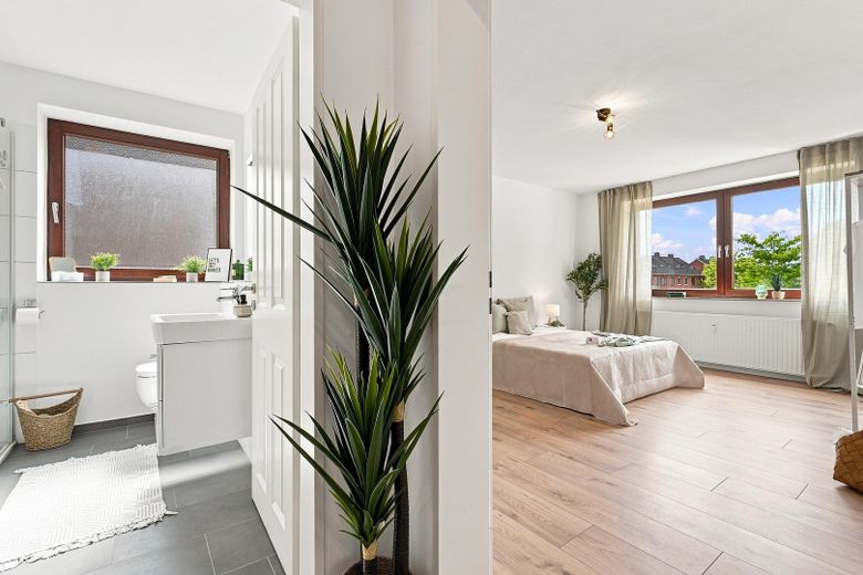 Emménagez immédiatement et sentez-vous chez vous – appartement de deux pièces avec cuisine et salle de bains, fraîchement rénové, à 26123 Oldenburg-Donnerschwee – Blick vom Flur 