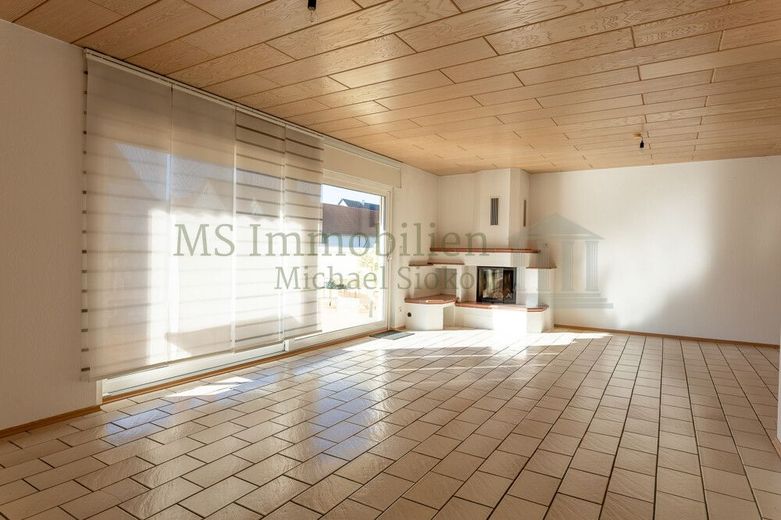 *** Charmante 4-Zimmer-Hochparterre-Wohnung mit Terrasse und Garten *** – Wohn-Essbereich Ansicht 3