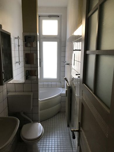 Badezimmer mit Eck-Badewanne