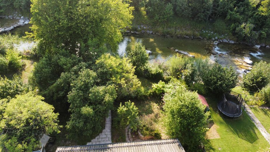 Rarität in Prien – Einfamilienhaus am Fluss Prien mit Bergblick, Wintergarten & PV – Gartennähe zum Fluss