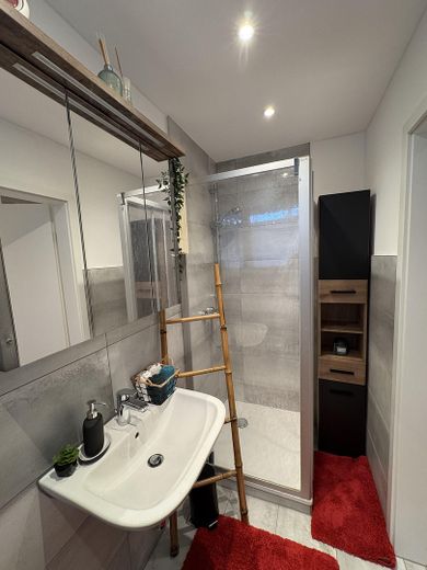 Kernsanierte 1-Zimmer-Wohnung mit Balkon, 47 m², 2. OG in Frankenthal – Bad