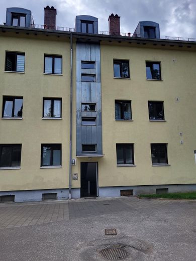 Renovierte 2-Zimmer-Wohnung in Augsburg-Lechhausen – Hauseingang-Hochparterre