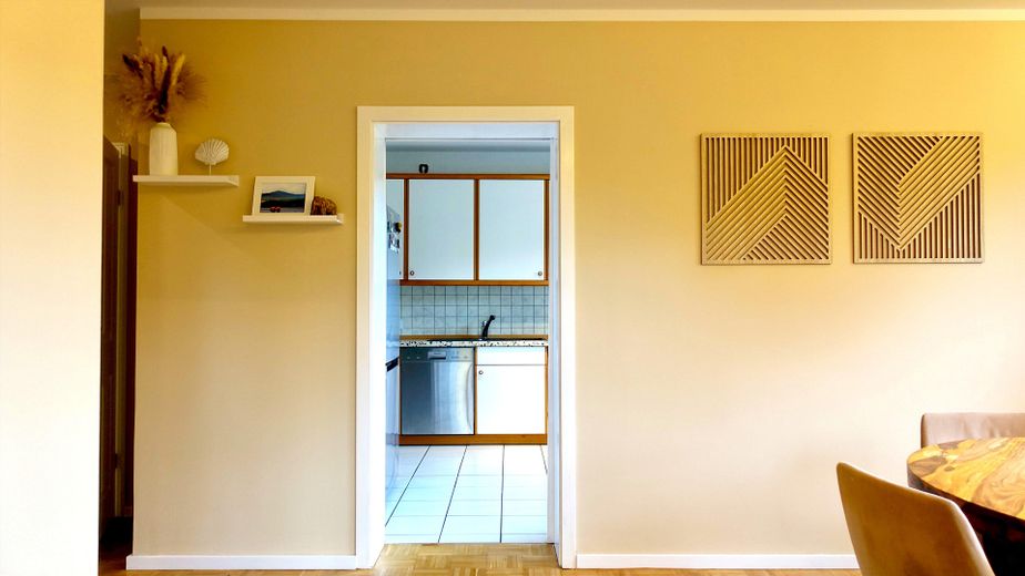 Provisionsfrei: Feldrand-Idylle trifft Smart Home – Vollklima, PV & sehr niedrige Energiekosten – Blick Esszimmer in Küche