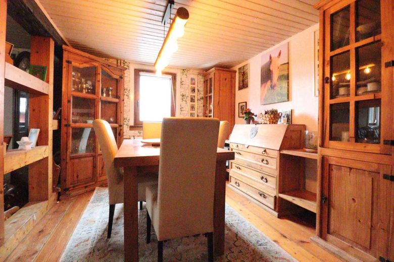 WRS Immobilien - käuferprovisionsfrei - Einfamilienhaus mit großer Scheune - Pelletheizung + Solar – Essbereich