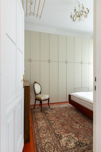 Einzigartige Wohnung | privater Eingang | bezugsfrei | ohne Provision – SZ Raumhoher Einbauschrank