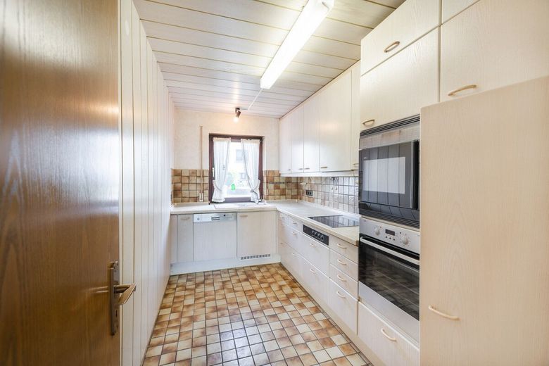 Großes Wohnhaus mit Garage, Garten und Zugang zum Fockenbach: Viel Raum für Ideen in Niederbreitbach – Küche EG