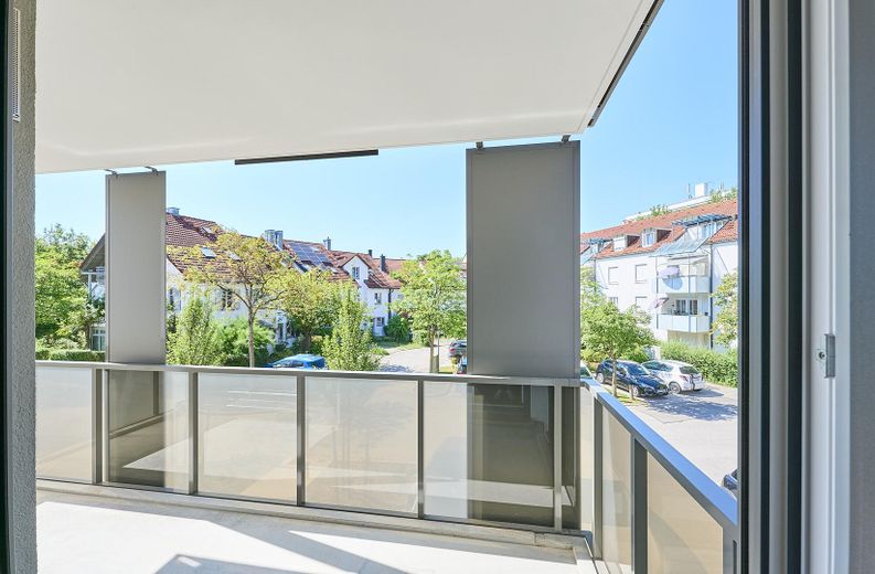 Neubau: Helle und ruhige Zwei-Zimmer-Wohnung mit luxuriöser Innenausstattung mit Balkon und EBK – Balkon 4