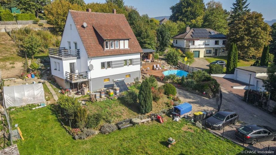 Einzigartiges Einfamilienhaus in angenehmer Hanglage mit Pool &amp; großem Grundstück - in Eschershausen – Luftansicht - 4
