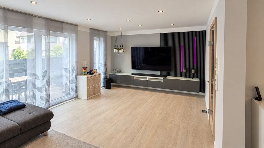 Moderne DHH in Wilhermsdorf – ca. 195 m² Gesamtfläche, Garten & Vollkeller – provisionsfrei – Wohnzimmer