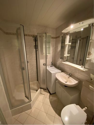 Helle 2-Zimmer-Wohnung mit großer Loggia, Einbauküche und Weitblick – Bad