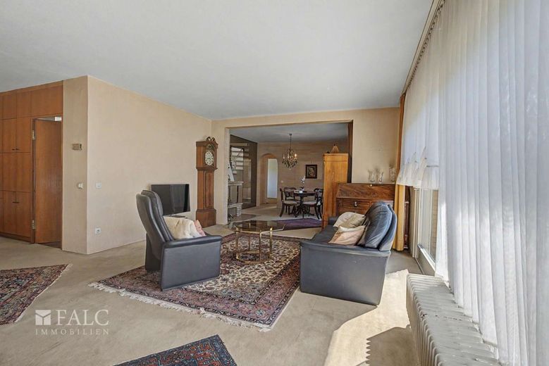 Wohnen mit Perspektive: Einfamilienhaus inklusive Einliegerwohnung auf 878 m² Sonnengrundstück – Wohnzimmer_EG