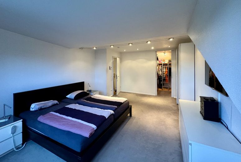 Blick in den Raum mit Ankleide