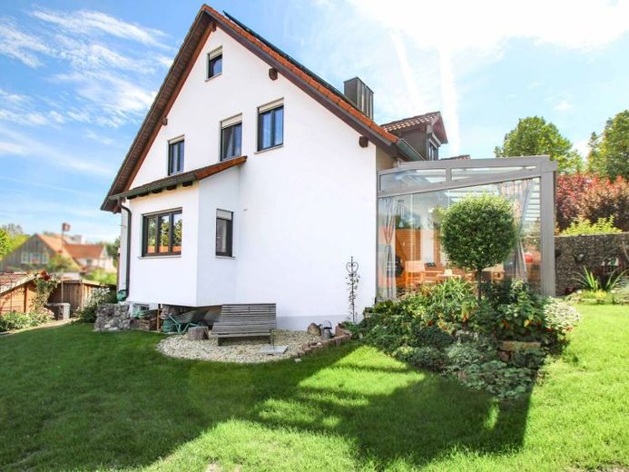 Schöne Doppelhaushälfte mit guter Ausstattung, Wintergarten und Photovoltaikanlage – Foto 1