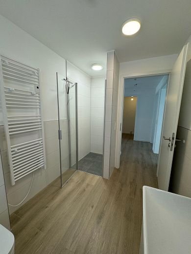 Hochparterre 3 Zimmer Wohnung, mit Garten, Terrasse, Balkon, Smarthome, Glasfaser – Dusche