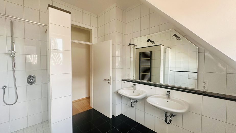 Traumhafte ca. 135 m² große Wohnung mit Garten, Balkon und Garagenstellplatz – Duschbad