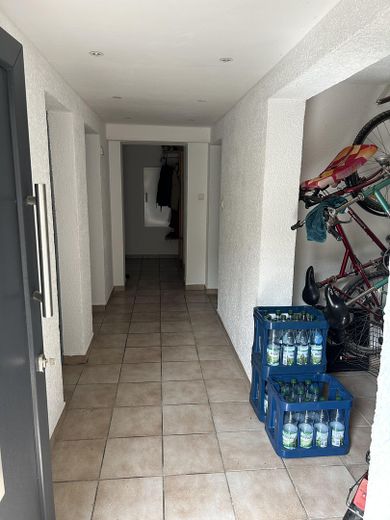 Nowoczesny solidny dom z 4 pokojami, basenem, wiatą na samochód i dużym ogrodem – Zdjęcie 21