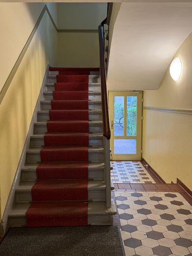 Stilvoll modernisierte Altbauwohnung mit Balkon im beliebten Florakiez – Treppenhaus