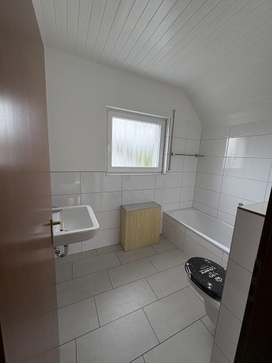 Familienglück in guter Wohnlage – Wannenbad bei den Schlafzimmer
