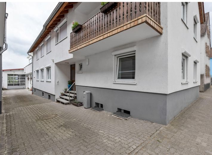 Hof - Wohnhaus - Hallentor
