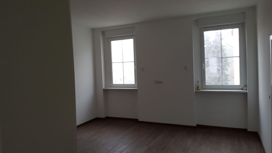 Luminoso piso de tres habitaciones con baño de alta calidad y luz natural – Wohnzimmer