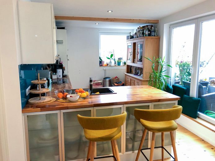Küche mit Tresen und Terrasse