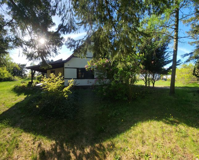 Einfamilienhaus auf 1633 m² Grundstück – Haus von vorn