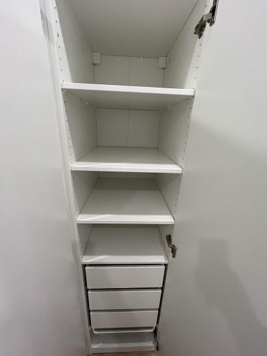 Stanza in appartamento condiviso con balcone | Ristrutturata con materiali di pregio e completamente arredata – Kleiderschrank im WG Zimmer