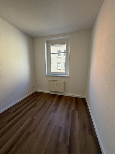 Sonnenglück - sonnige 2-Raum-Wohnung mit neuer Küche und Balkon – Schlafzimmer