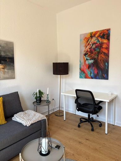 Voll möblierte 2-Zimmer-Wohnung in zentraler Lage Wilhelmshaven – Langzeitmiete willkommen – Wohnzimmer Arbeitsplatz