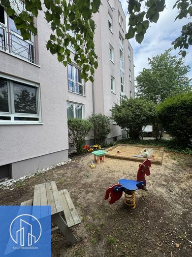 Familienfreundliche 3,5-Zimmer-Wohnung mit West-Loggia, EBK &amp; Tiefgaragenstellplatz – Spielplatz