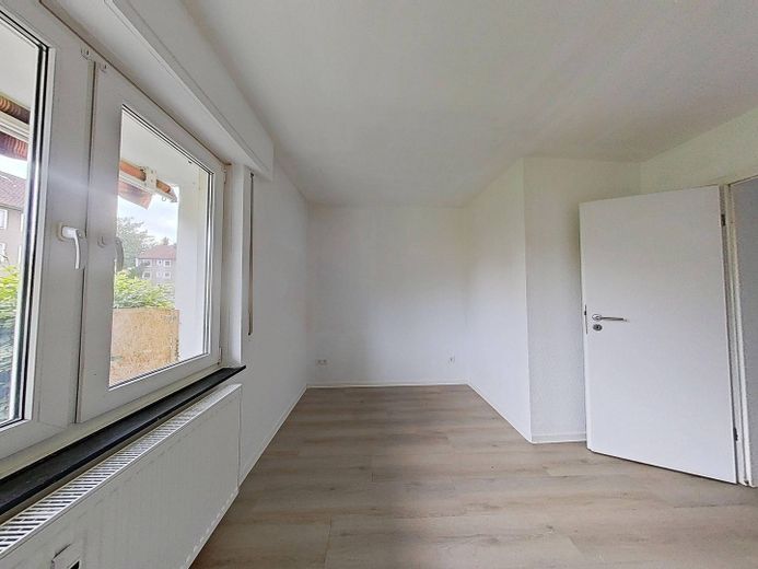 ERSTBEZUG NACH SANIERUNG: Lichtdurchflutete 3-Zimmer-Wohnung mit Terrasse – Ansicht I: Zimmer