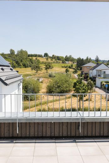 Besondere Maisonette-Wohnung (5,5 Zimmer) mit Balkon, EBK und Stellplatz – Ausblick DG