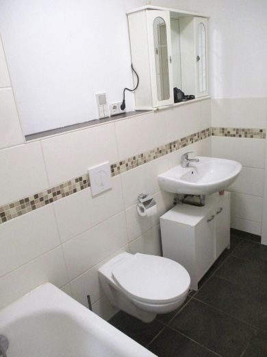 Bad mit Heizung und Fenster