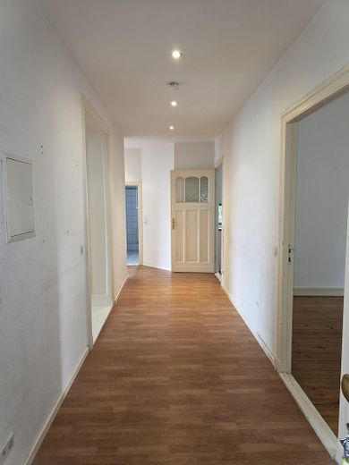 شقة أنيقة من 4 غرف في مبنى قديم | 130 m² | شرفتان | نافذة بارزة | موقع متميز بجوار محطة قطار S-Bahn Karlshorst – الصورة 1