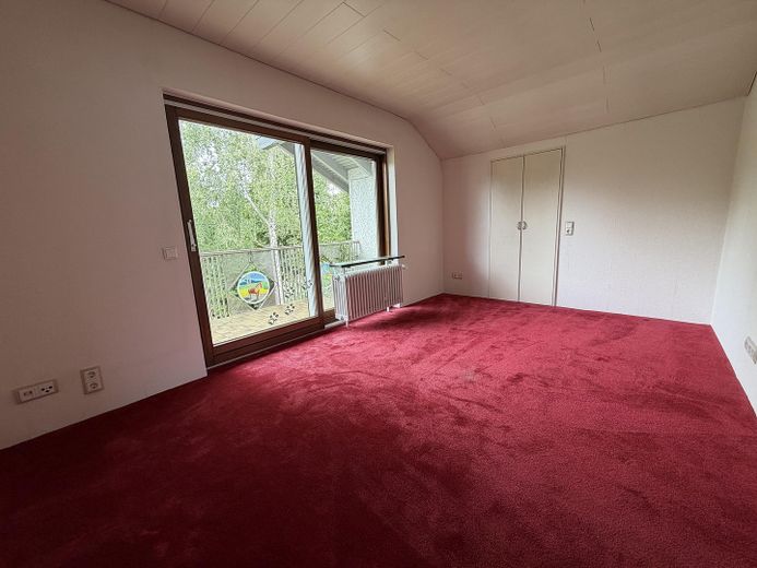 Exklusives Einfamilienhaus in traumhafter Flusslage - Wohnen, wo andere ihre Freizeit verbringen – Kinderzimmer mit beg. Kleiders
