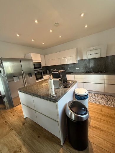 Provisionsfrei: Exklusive Stadtvilla (161 m²) mit PV-Anlage, Pool, Doppelgarage in Großbeeren – Küche Ansicht 2