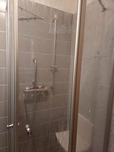 helle 3 Raumwohnung mit großem Balkon u. Tiefgarage – Dusche