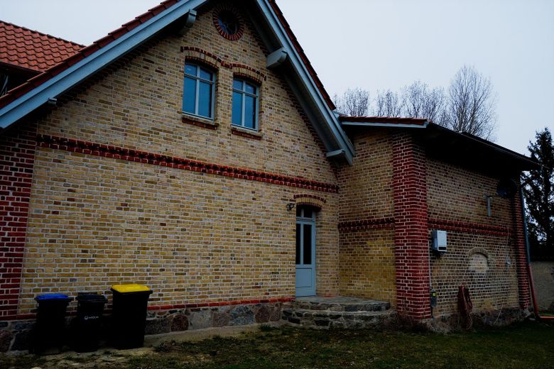 Außergewöhnliches Wohnhaus in freier Natur – Nebeneingang