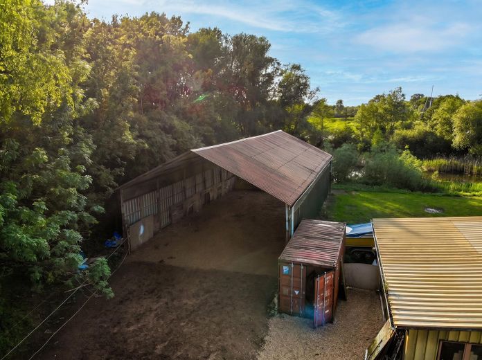 Einzigartiger Resthof / Schwinger Yachthafen / 3 Wohneinheiten, Reitanlage & Pferdestall / Stade – Reithalle