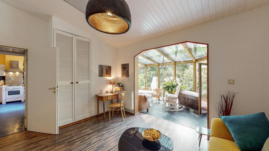 290 m² + 2.464 m² Naturidyll | Pool & Gartensauna | Aartalblick | Mehrgenerationen o. Vermietung – Wohnzimmer kl. Whg.