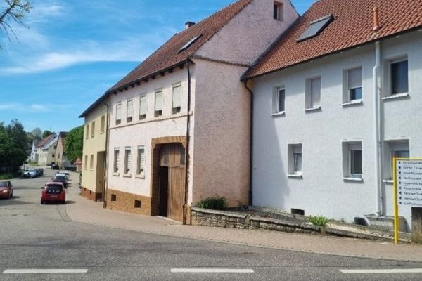 De la place pour de grands projets – maison d’habitation de 10 pièces avec dépendances utilisables à des fins commerciales, pour les entreprenants.