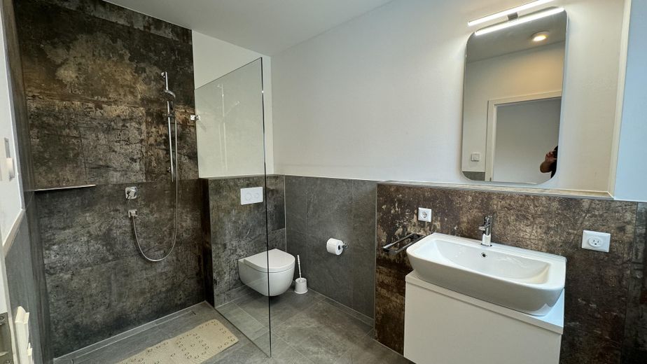 Exklusive 4,5-Zimmer-Wohnung 2 Balkone und EBK – Badezimmer 2