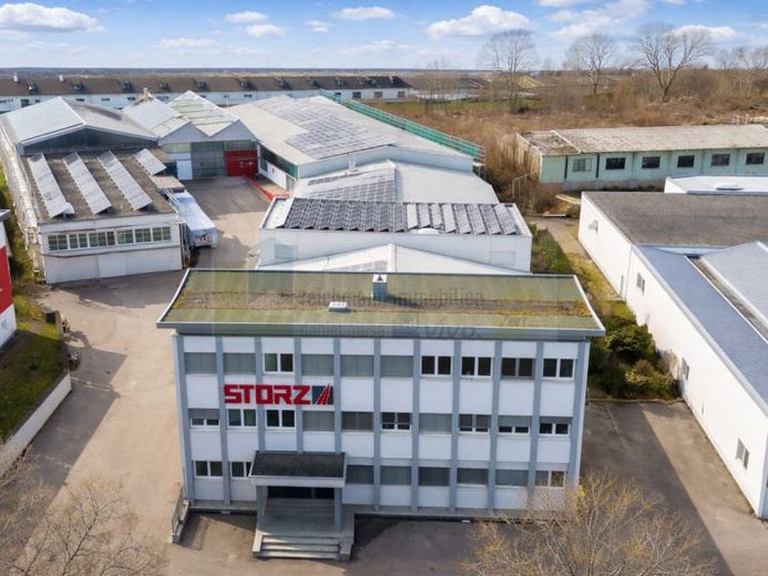 Immobile commerciale con potenziale di sviluppo – locata, 4.379 m² di superficie utile, ricavi fotovoltaici, superfici immediatamente disponibili in posizione strategica a Donaueschingen. – Foto 1