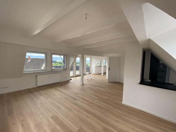 Wohnzimmer mit Durchreiche