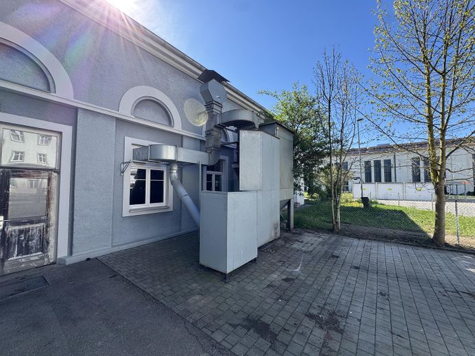 Robuste Industriehalle für Lager, Produktion, Gewerbe – Außenansicht West