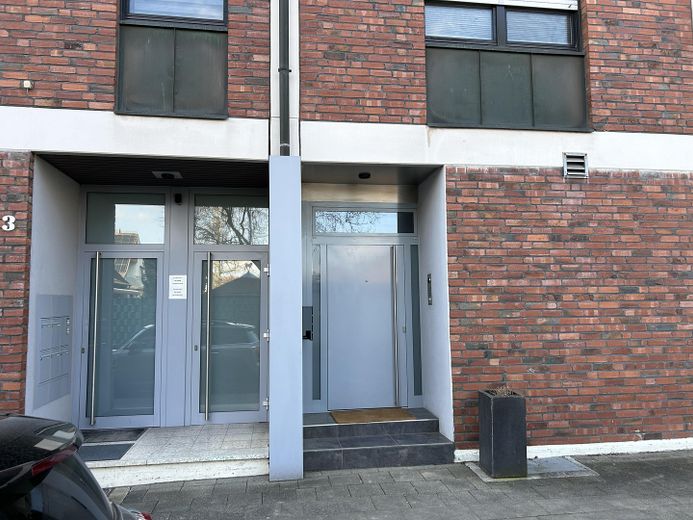 Besondere Kapitalanlage mit Eigennutzungsoption – Haus-im-Haus und fünf Mietwohnungen – Hauseingang beider Parteien