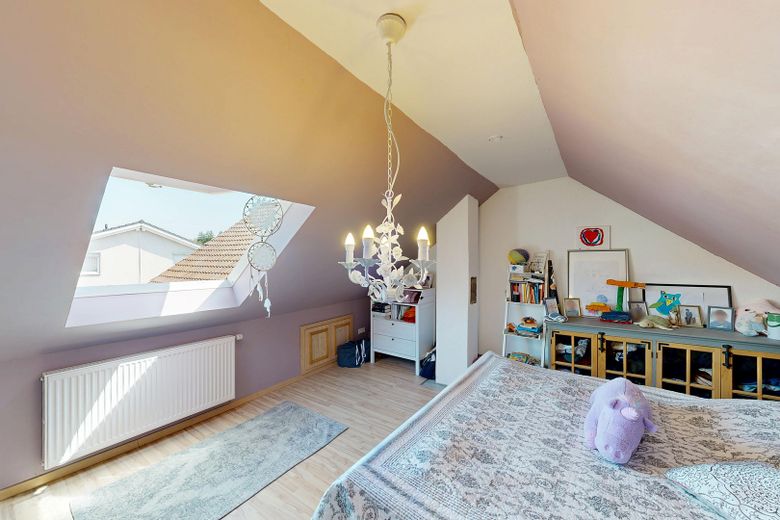 Hofanwesen in Dreiseithof-Anordnung mit geschlossenem, sichtgeschütztem Innenhof – Zimmer DG