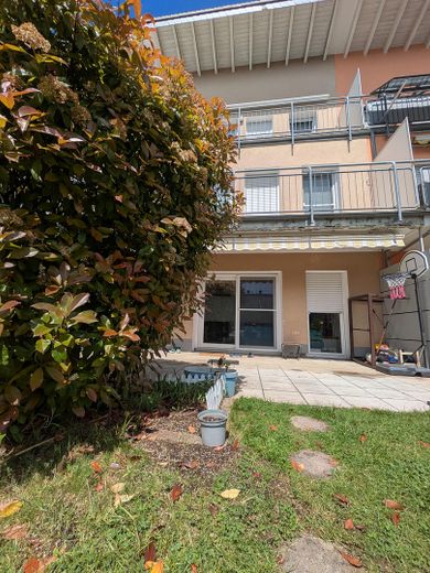 Jasny i przyjazny rodzinie dom z ogrodem usytuowanym od strony południowo-wschodniej – Terrasse + Garten