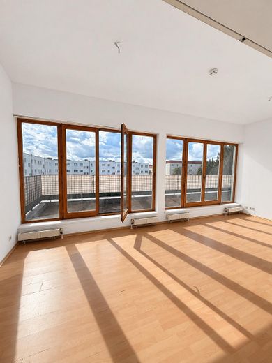 Poddasze z tarasem o powierzchni ok. 28 m² na całej szerokości, 3 pokoje, kilka minut do dworca – Zdjęcie 1