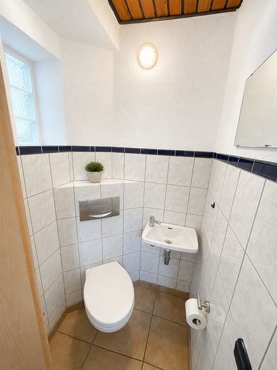 Große 4 Zimmer -Wohnung auf 2 Etagen mit 136 m² Wohnfläche, Balkon und Innenhof – Gäste-WC